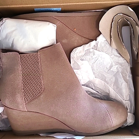 NWB Tom's Tan Suede Booties - Picture 4 of 4